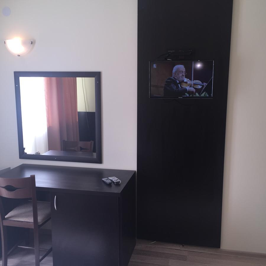 Хотел "Божур" Minerałni Bani Zewnętrze zdjęcie